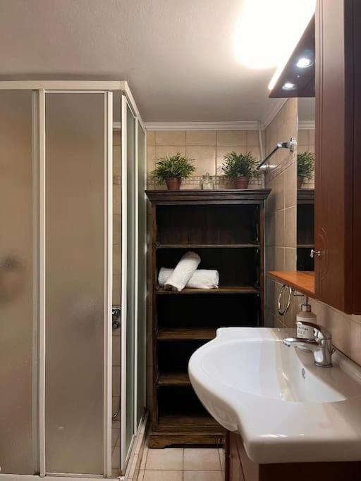 Carlito"S Apartment 1 Next To Metro Station Atenas Exterior foto
